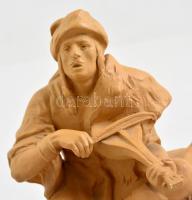 Jelzés nélkül: Vándorzenész. Égetett anyag, kopás nyomokkal, m:21 cm, d:16 cm