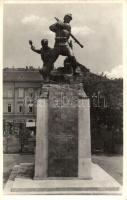 Budapest IX. Vámház tér, volt 1. honvéd és 1. népfölkelők gyalogezredének emlékműve (Márton Ferenc és Siklódy Lőrinc alkotása). Kiadja a v. 1. honvédgyalogezred bajtársi szövetsége, Hölzel Gyula felvétele