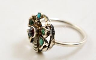 Ezüst(Ag) gyűrű türkizzel és gránáttal díszítve, jelzés nélkül, méret: 52, bruttó: 2,9 g