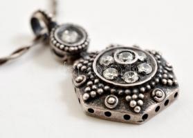 Ezüst(Ag) csavart lánc apró kövekkel díszített medállal, jelzett, h: 37 cm, bruttó: 14,7 g