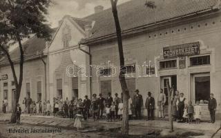 1914 Jászladány, Fogyasztási Szövetkezet, Szőllősy üzlete, dohány és szivar eladás, csoportkép a helyiekkel. photo (EK)