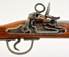 Antik kovás pisztoly balta fogóval, igényes gyűjtői replika,  h: 53 cm / Vintage pistol replica h: 5...