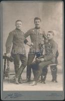 cca 1900 Három katonatiszt, keményhátú fotó Adolf Kühne, bécsi műterméből, 16,5×10,5 cm