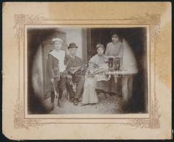 cca 1880 Csoportkép fényképezőgéppel, fotó, kartonra ragasztva, 13,5×16,5 cm