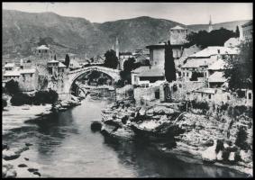 1963 A jugoszláv labdarúgó válogatott tagjai által aláírt és hazaküldött képeslap Lyka Antalnak  / A...