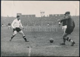 1950 Magyar-osztrák mérkőzés a Megyeri úti stadionban, fotó, hátulján feliratozva, pecséttel jelzett (Pobuda Foto), 16×22,5 cm