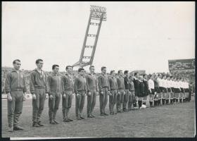 1963 A magyar válogatott magyar-osztrák mérkőzésen, fotó, hátulján feliratozva, 13×18 cm