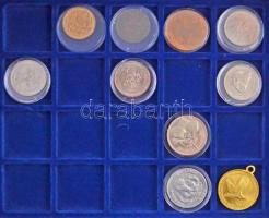 88db-os vegyes fémpénz és emlékérem tétel, közt sok Dél-Afrikai érme, műbőr éremtartó kofferben T:ve...