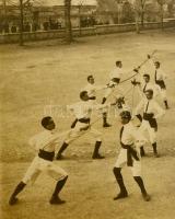 cca 1880 A brassói vívóiskola, nagyméretű fotó Leopold Adler (1848-1924) brassói műterméből, kartonr...