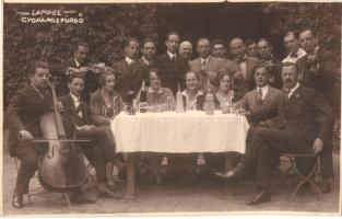 1926 Gyopárosfürdő (Orosháza), Italozó urak és hölgyek csoportképe egy vendéglő kertjében, zenekar, pincérek. Lampel Miklós photo