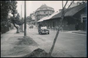 cca 1950 Budapesti utcakép az 50-es években, autókkal, 12x18 cm.
