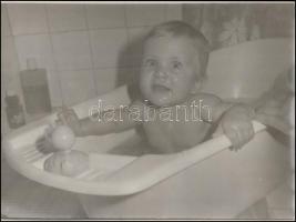 Jelzés nélkül: Városi életképek + babafürdetés, 3 db nagyméretű fotó, 40x29 cm