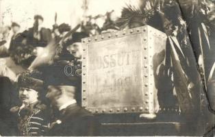 1909 Budapest VIII. Kossuth-mauzóleum avatása. Kossuth Lajos koporsójánál az országgyűlési képviselők díszőrsége. Ruzicska Gyula photo (r)