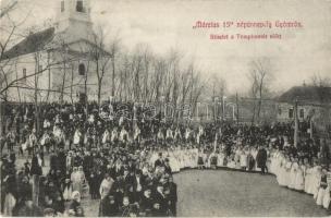 1909 Gyömrő, Március 15. népünnepély Gyömrőn, ünnepi beszéd a Templom téren, az 1848-49-es magyar szabadságharc és forradalom hőseire emlékeznek, tömeg. Klopfer A. kiadása