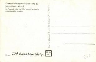 1948 Budapest, Kossuth-akademisták az 1848-as szabadságharci honvédzászlókkal. 100 éves a honvédség