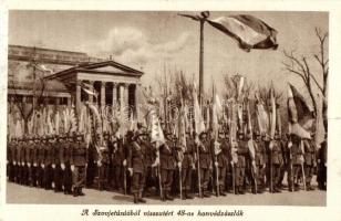 1948 Budapest, a Szovjetunióból visszatért 1848-as szabadságharci honvédzászlók. 100 éves a honvédség (r)