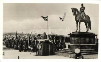 1941 Budapest I. Az 1848-49-es szabadságharci zászlók ünnepélyes hazahozatala Oroszországból. Az ünnepség színhelye a Hadimúzeum és a Görgey Artúr lovas szobor előtt (EK)
