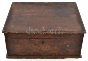 Hadifogoly által készített fa doboz, laktanya ábrázolásával, sérült, kulcs nélkül, 28x23x13 cm