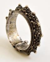 Ezüst (Ag.) díszes keleti karkötő, jelzés nélkül, hiányos kő berakással, d: 5 cm, nettó 81 g