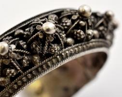 Ezüst (Ag.) díszes keleti karkötő, jelzés nélkül, hiányos kő berakással, d: 5 cm, nettó 81 g