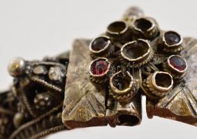 Ezüst (Ag.) díszes keleti karkötő, jelzés nélkül, hiányos kő berakással, d: 5 cm, nettó 81 g