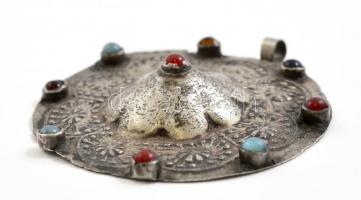 Ezüst (Ag.) díszes keleti függő, kő berakásokkal, jelzés nélkül, d: 6 cm, bruttó 15,9 g