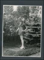 cca 1972 Manökenek és fotómodellek nyilvántartásából 2 db fotó és adatlap, 24x18 cm