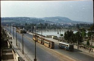 cca 1950 Budapest, villamos és autóbusz közlekedés a Margit hídon, + egy felvétel a pesti oldalon levő villamosmegállóról, 2 db szabadon felhasználható, vintage színes negatív, 24x36 mm