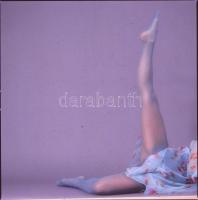 cca 1982 Szolidan erotikus diapozitív felvételek, 5 db vintage dia, 6x6 cm