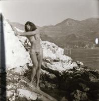 cca 1970 Pucér nők tétele, 13 db szolidan erotikus felvétel negatívja, 6x6 cm