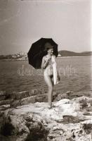 cca 1973 Nudizók a jugó tengerparton, 30 db szolidan erotikus felvétel negatívja, 24x36 mm