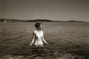 cca 1973 Nudizók a jugó tengerparton, 30 db szolidan erotikus felvétel negatívja, 24x36 mm