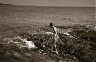 cca 1973 Nudizók a jugó tengerparton, 30 db szolidan erotikus felvétel negatívja, 24x36 mm