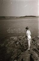 cca 1973 Nudizók a jugó tengerparton, 30 db szolidan erotikus felvétel negatívja, 24x36 mm