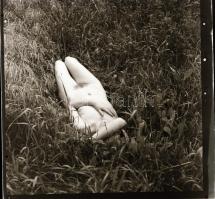 cca 1968 Krisch Béla (1929-?) kecskeméti fotóművész hagyatékából 13 db szolidan erotikus felvétel negatívja,  6x6 cm