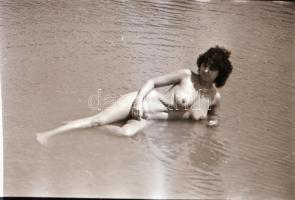 cca 1977 A bolygók együtt állásának kedvező hatása, 13 db szolidan erotikus felvétel negatívja/diája...