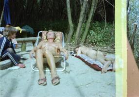 cca 1975 Délegyházi privát fotók, 23 db szolidan erotikus felvétel negatívja, 24x36 mm