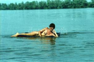 cca 1975 Délegyházi privát fotók, 23 db szolidan erotikus felvétel negatívja, 24x36 mm