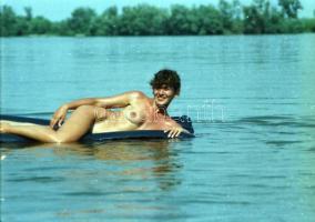 cca 1975 Délegyházi privát fotók, 23 db szolidan erotikus felvétel negatívja, 24x36 mm