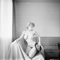 cca 1985 Élvezzük az életet, szolidan erotikus felvételek (a pozitív és negatív felvételek nem össze...