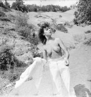 cca 1978 Modellek akcióban, szolidan erotikus felvételek (a pozitív és negatív felvételek nem összet...