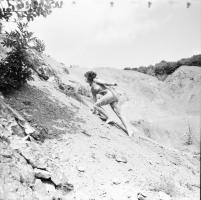 cca 1978 Modellek akcióban, szolidan erotikus felvételek (a pozitív és negatív felvételek nem összet...