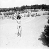 cca 1978 Modellek akcióban, szolidan erotikus felvételek (a pozitív és negatív felvételek nem összet...