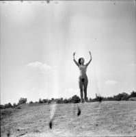 cca 1978 Modellek akcióban, szolidan erotikus felvételek (a pozitív és negatív felvételek nem összet...