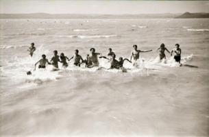 cca 1949 Balatoni üdültetés, képriport, 34 db szabadon felhasználható vintage negatív Kotnyek Antal ...