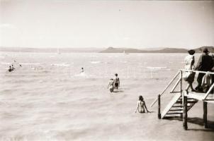 cca 1949 Balatoni üdültetés, képriport, 34 db szabadon felhasználható vintage negatív Kotnyek Antal ...