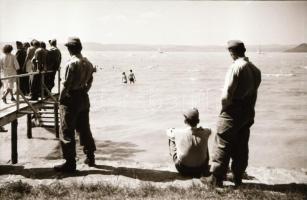cca 1949 Balatoni üdültetés, képriport, 34 db szabadon felhasználható vintage negatív Kotnyek Antal ...