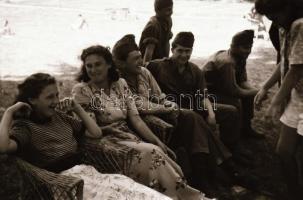 cca 1949 Balatoni üdültetés, képriport, 34 db szabadon felhasználható vintage negatív Kotnyek Antal ...