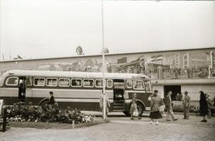 1949 IKARUS autóbuszok kiállítása a BNV-n, 7 db szabadon felhasználható vintage negatív Kotnyek Antal (1921-1990) budapesti fotóriporter hagyatékából, 24x36 mm