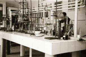 cca 1947 Ásványolaj Forgalmi Vállalat, képriport az ÁFOR-ról, 25 db szabadon felhasználható vintage ...